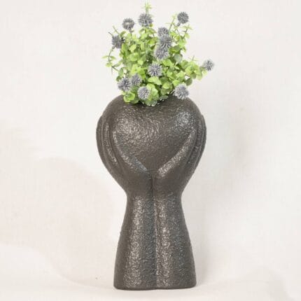 Vase décoratif mains tenant cœur